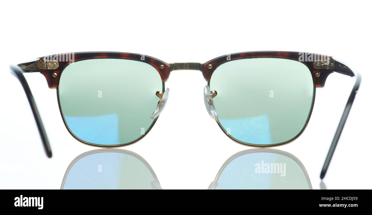 Modernes Sonnenbrillen-Accessoire isoliert auf weißem Studiohintergrund Stockfoto
