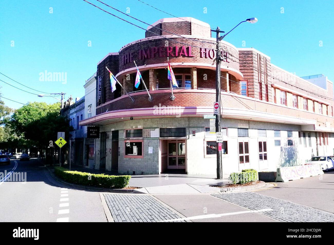 Erskineville, Australien. 21st Dez 2021. Blick auf das 'Imperial Hotel'. Im 'Imperial Hotel' in Erskineville, einem Vorort von Sydney, traten die Drag Queens des australischen Roadmovies 'The Adventures of Priscilla, Queen of the Desert' auf. (To dpa: 'Hannovertini and Bond Burgers: When Pubs Market their Film Fame') Credit: Llywelyn Golesworthy/dpa/Alamy Live News Stockfoto