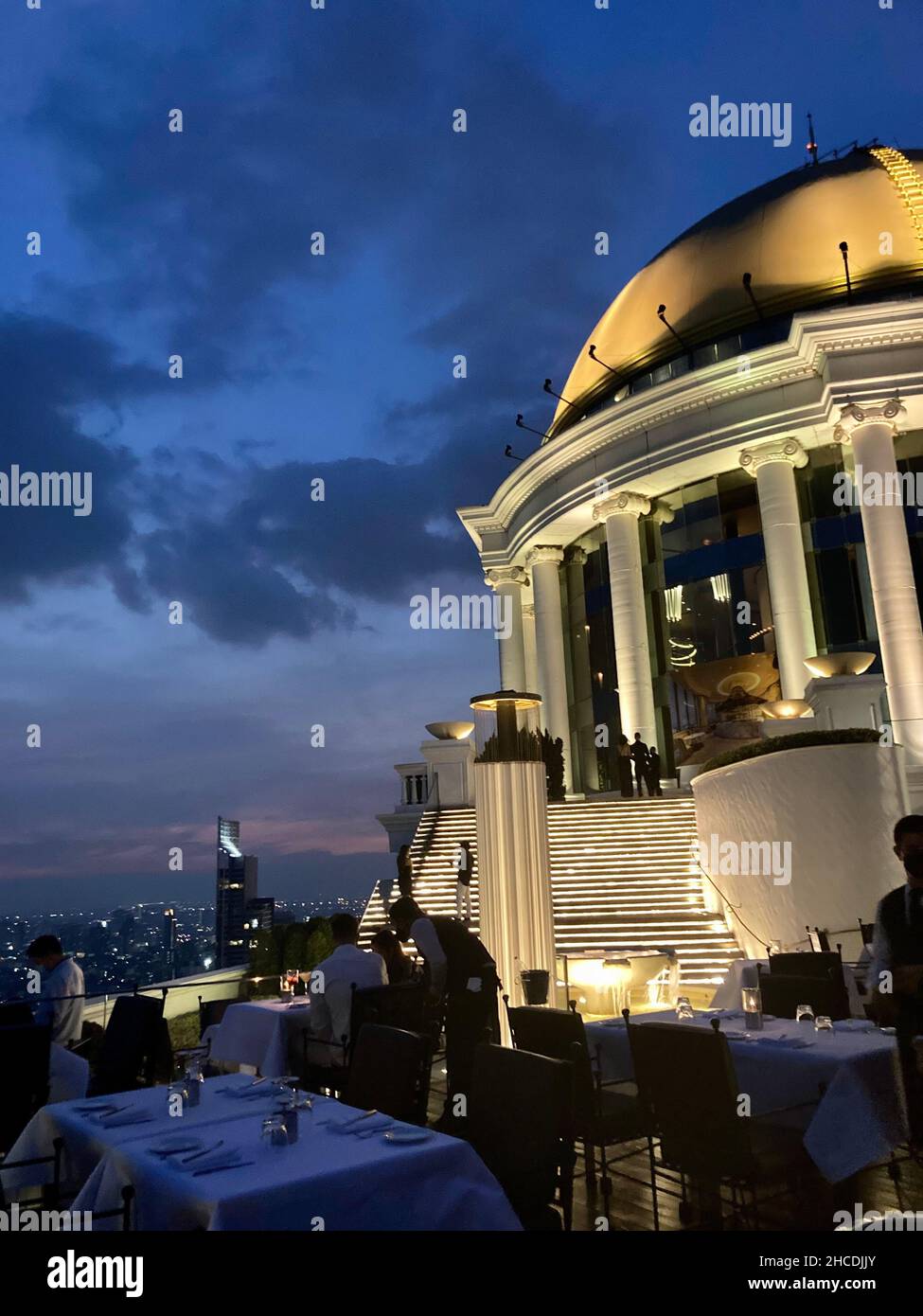 Bangkok, Thailand. 19th Dez 2021. Die imposante Sky Bar des Scirocco Restaurants mit seiner markanten Goldkuppel ist vor allem für den Film 'Hangover 2' bekannt. Es befindet sich auf der 64th. Etage. Der Blick über Bangkok ist atemberaubend. Auch wegen des Films zieht die Bar immer noch zahlreiche Gäste aus aller Welt an und vermarktet ihren Ruhm unter anderem mit einem Signature-Drink namens 'Hannovertini'. (To dpa: 'Hannovertini and Bond Burger: When Bars Market their Film Fame') Quelle: Carola Frentzen/dpa/Alamy Live News Stockfoto