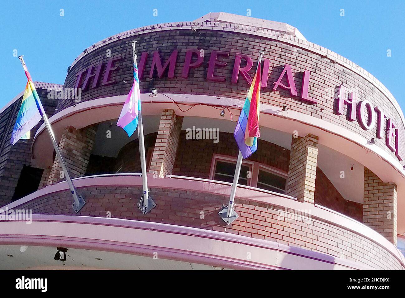 Erskineville, Australien. 21st Dez 2021. Blick auf das 'Imperial Hotel'. Im 'Imperial Hotel' in Erskineville, einem Vorort von Sydney, traten die Drag Queens des australischen Roadmovies 'The Adventures of Priscilla, Queen of the Desert' auf. (To dpa: 'Hannovertini and Bond Burgers: When Pubs Market their Film Fame') Credit: Llywelyn Golesworthy/dpa/Alamy Live News Stockfoto