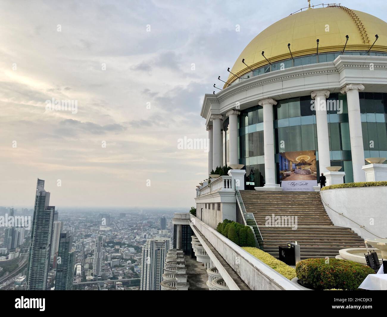 Bangkok, Thailand. 19th Dez 2021. Die imposante Sky Bar des Scirocco Restaurants mit seiner markanten Goldkuppel ist vor allem für den Film 'Hangover 2' bekannt. Es befindet sich auf der 64th. Etage. Der Blick über Bangkok ist atemberaubend. Die Bar zieht zahlreiche Gäste aus der ganzen Welt an, auch wegen des Films, und vermarktet den Ruhm unter anderem mit einem Signature-Drink namens 'Hannovertini'. Quelle: Carola Frentzen/dpa/Alamy Live News Stockfoto