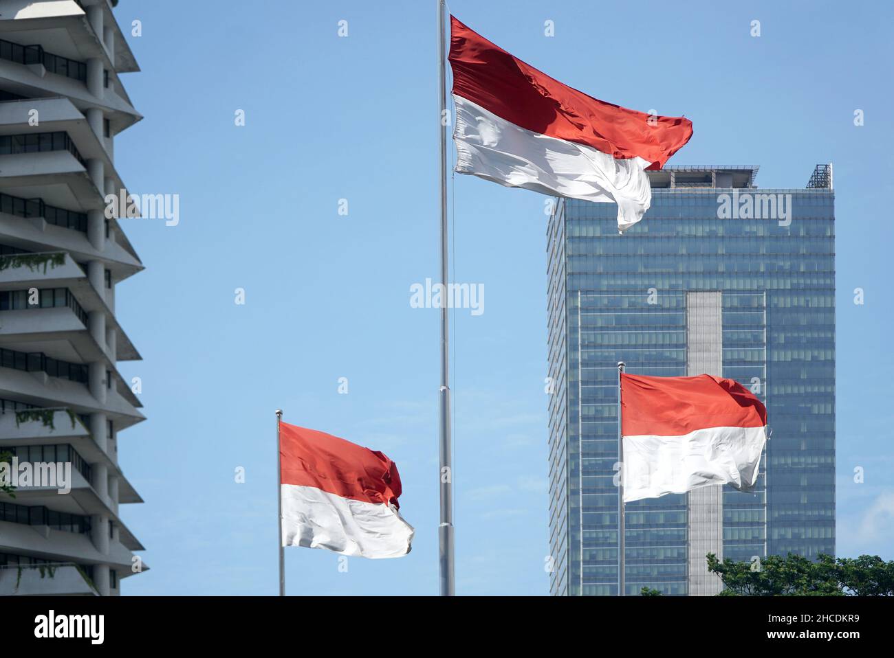 Indonesische Nationalflagge, rot-weiße Farbe, Flagge am Himmel Stockfoto