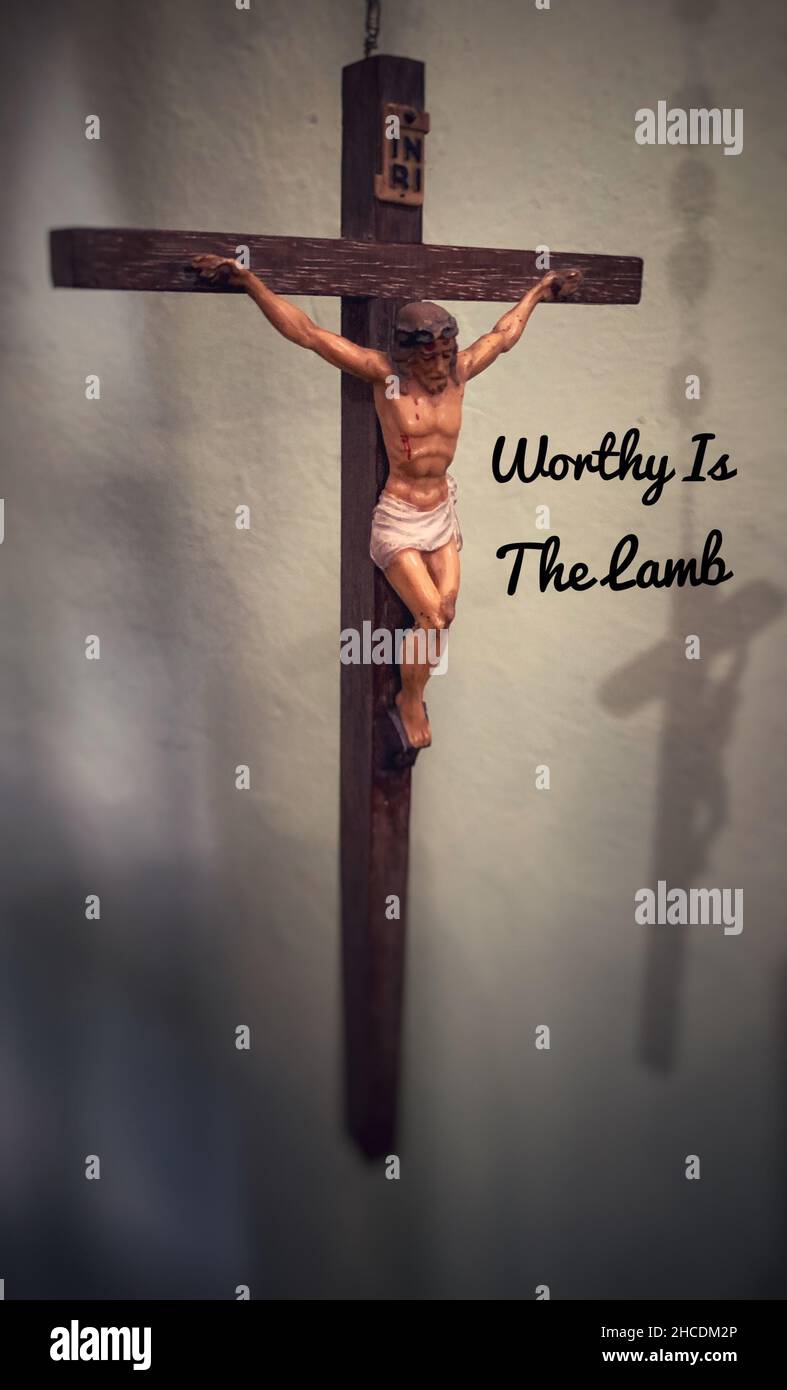 Verschwommenes Bild von Christus dem Herrn am Kreuz mit Text - würdig ist das Lamm. Stockfoto