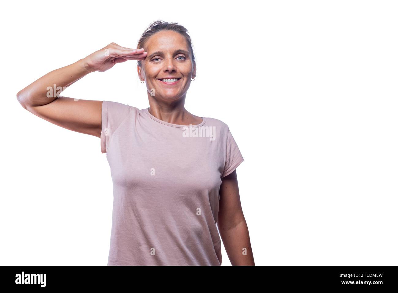 Erwachsene Frau, die einen militärischen Gruß auf weißem Hintergrund gibt Stockfoto