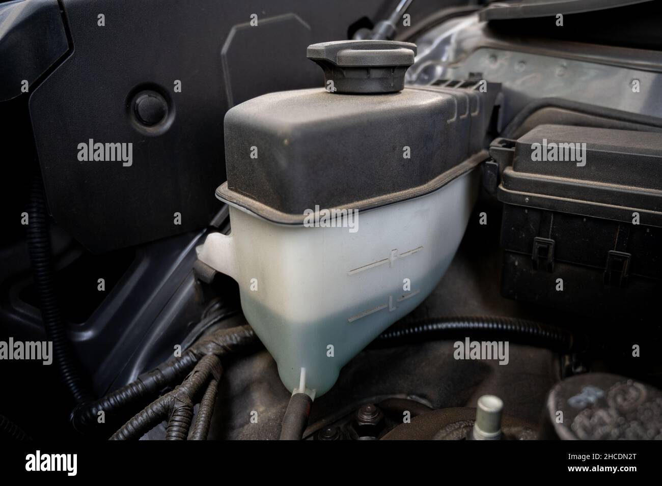 Nahaufnahme des Kühlmitteltanks, Kühlmittelstand des Fahrzeugs prüfen. Stockfoto