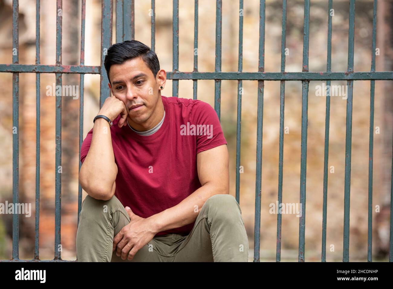 Junge Latino-Männer sitzen und langweilig, Panama City, Mittelamerika Stockfoto