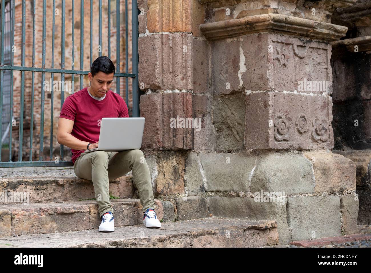 Junge Latino-Männer mit Laptop auf der Straße, Panama City, Mittelamerika Stockfoto