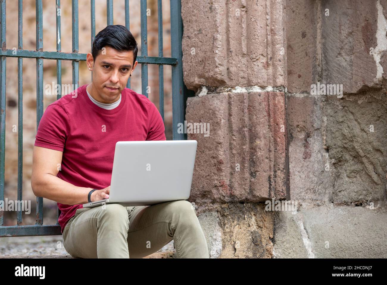 Junge Latino-Männer mit Laptop auf der Straße, Panama City, Mittelamerika Stockfoto