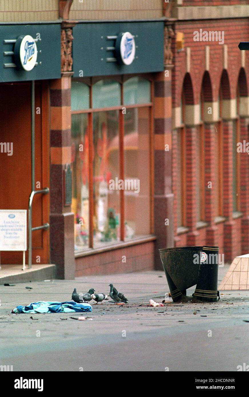 Aktenfoto vom 20/03/93 von Trümmern und Kleidung, die außerhalb des Boots-Ladens in Warrington verstreut waren, nachdem eine Bombe in einem Abfalleimer explodierte. Ausgabedatum: Dienstag, 28. Dezember 2021. Stockfoto