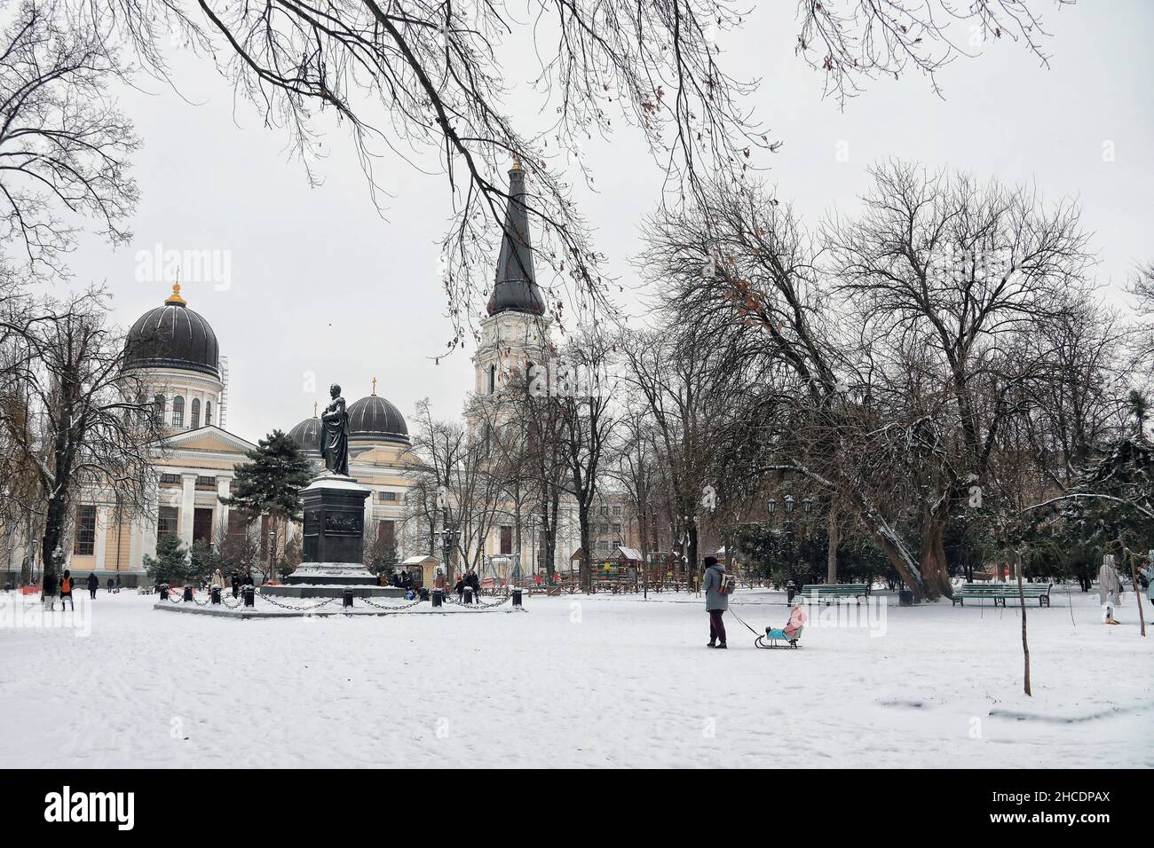 ODESA, UKRAINE - 27. DEZEMBER 2021 - die Statue von Graf Worontsov befindet sich auf dem Soborna-Platz vor der Verklärung-Kathedrale im Winter, Odesa, so Stockfoto
