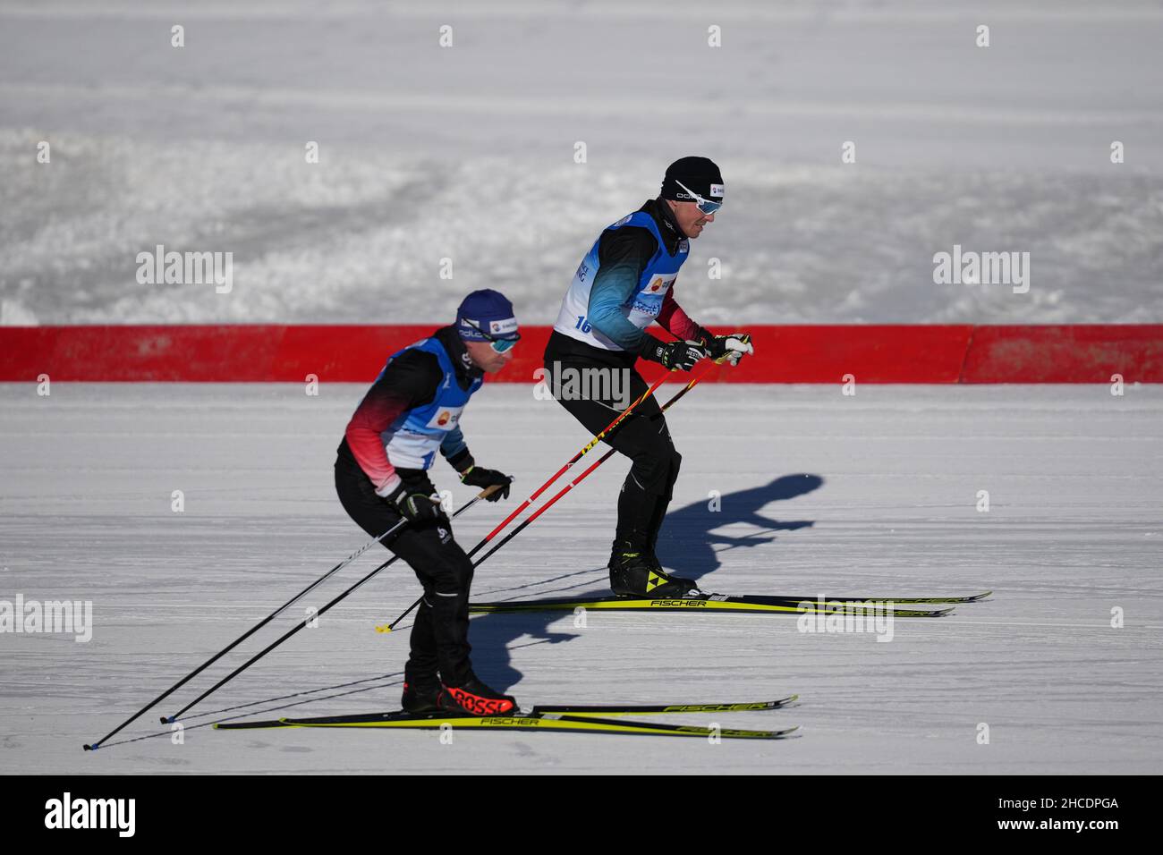 Zhangjiakou, Chinas Provinz Hebei. 28th Dez 2021. Die Teilnehmer führen Tests auf der Strecke während der internationalen Biathlon-Trainingswoche im Nationalen Biathlon-Zentrum in Zhangjiakou Wettkampfzone der Olympischen und Paralympischen Winterspiele 2022 in Peking, in Zhangjiakou, nordchinesische Provinz Hebei, am 28. Dezember 2021 durch. Kredit: Mu Yu/Xinhua/Alamy Live Nachrichten Stockfoto