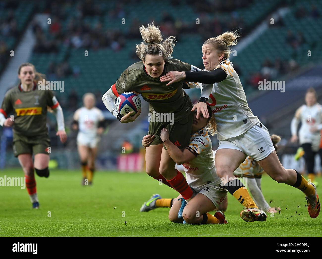 Twickenham, Großbritannien. 27th Dez 2021. Allianz Premier 15s. Harlekine V Wespen. Twickenham Stadium. Twickenham. Ellie Kildunne (Harlequins Women) wird beim Punktestand angepackt. Kredit: Sport In Bildern/Alamy Live Nachrichten Stockfoto