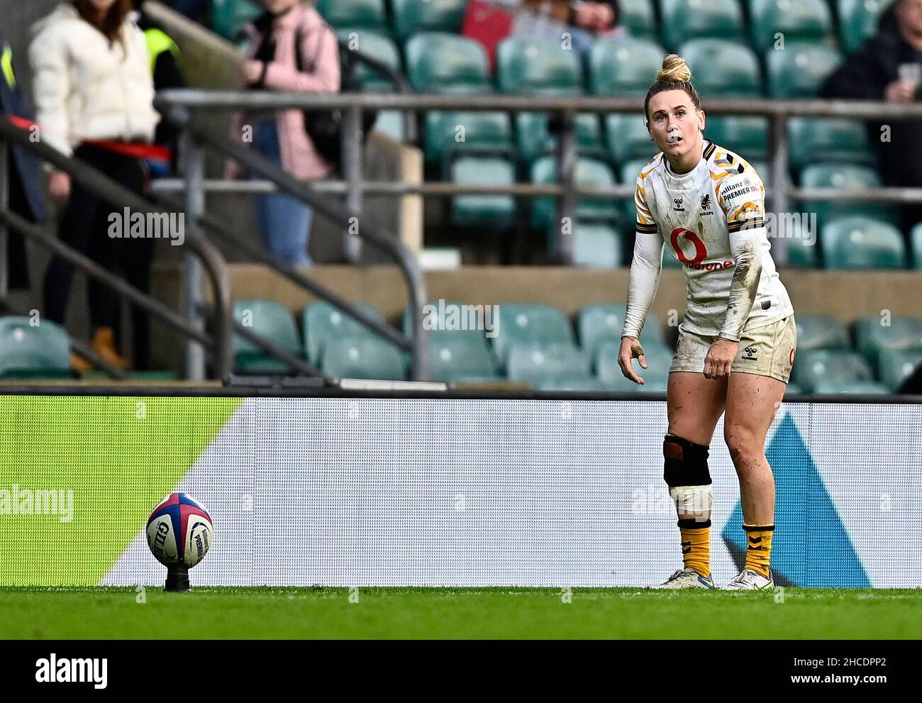 Twickenham, Großbritannien. 27th Dez 2021. Allianz Premier 15s. Harlekine V Wespen. Twickenham Stadium. Twickenham. Megan Jones (Wesps Women) bereitet sich auf den Kick vor. Kredit: Sport In Bildern/Alamy Live Nachrichten Stockfoto