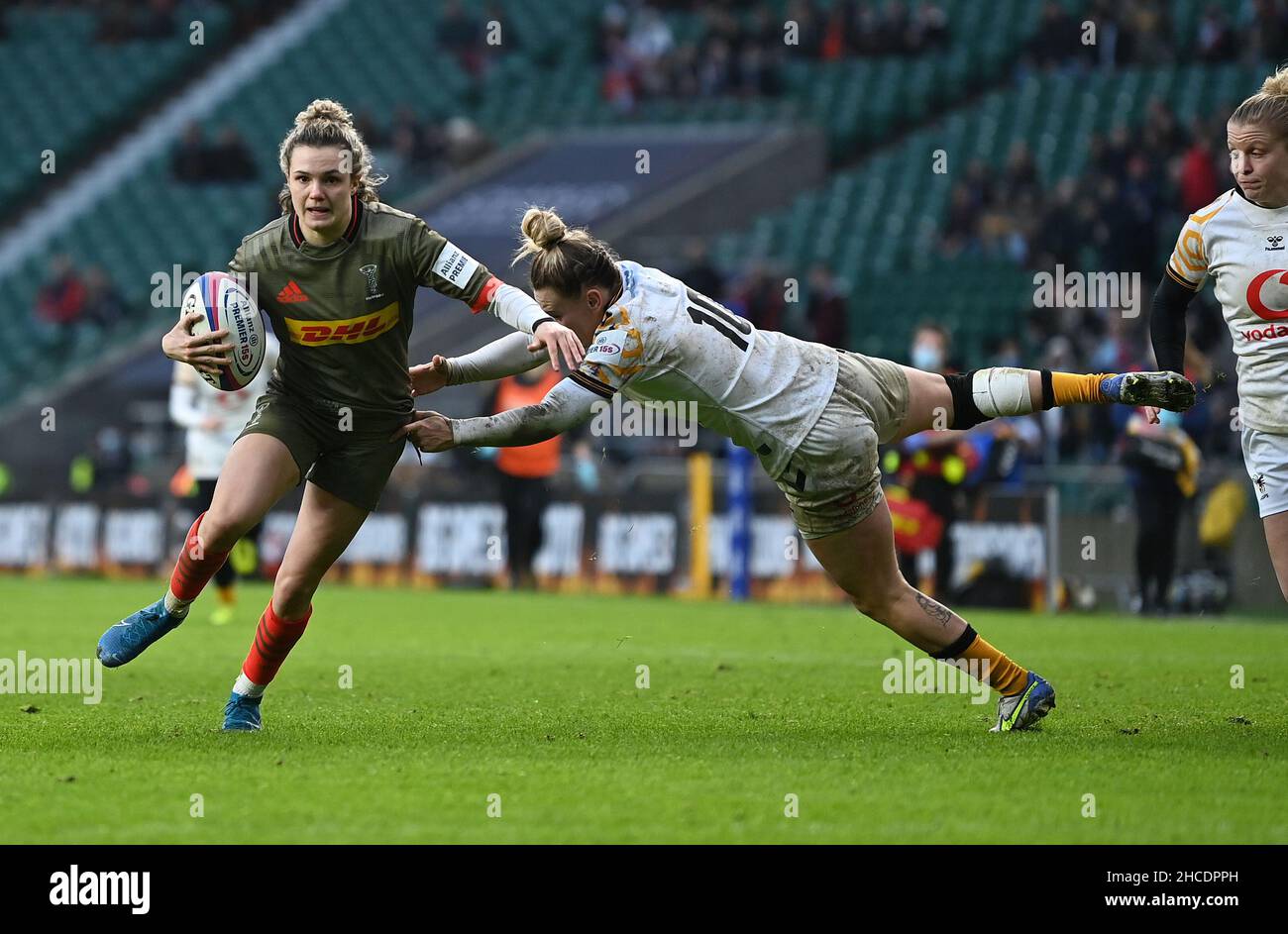 Twickenham, Großbritannien. 27th Dez 2021. Allianz Premier 15s. Harlekine V Wespen. Twickenham Stadium. Twickenham. Ellie Kildunne (Harlekins Women) geht an einer tauchndem Megan Jones (Wesps Women) vorbei. Kredit: Sport In Bildern/Alamy Live Nachrichten Stockfoto