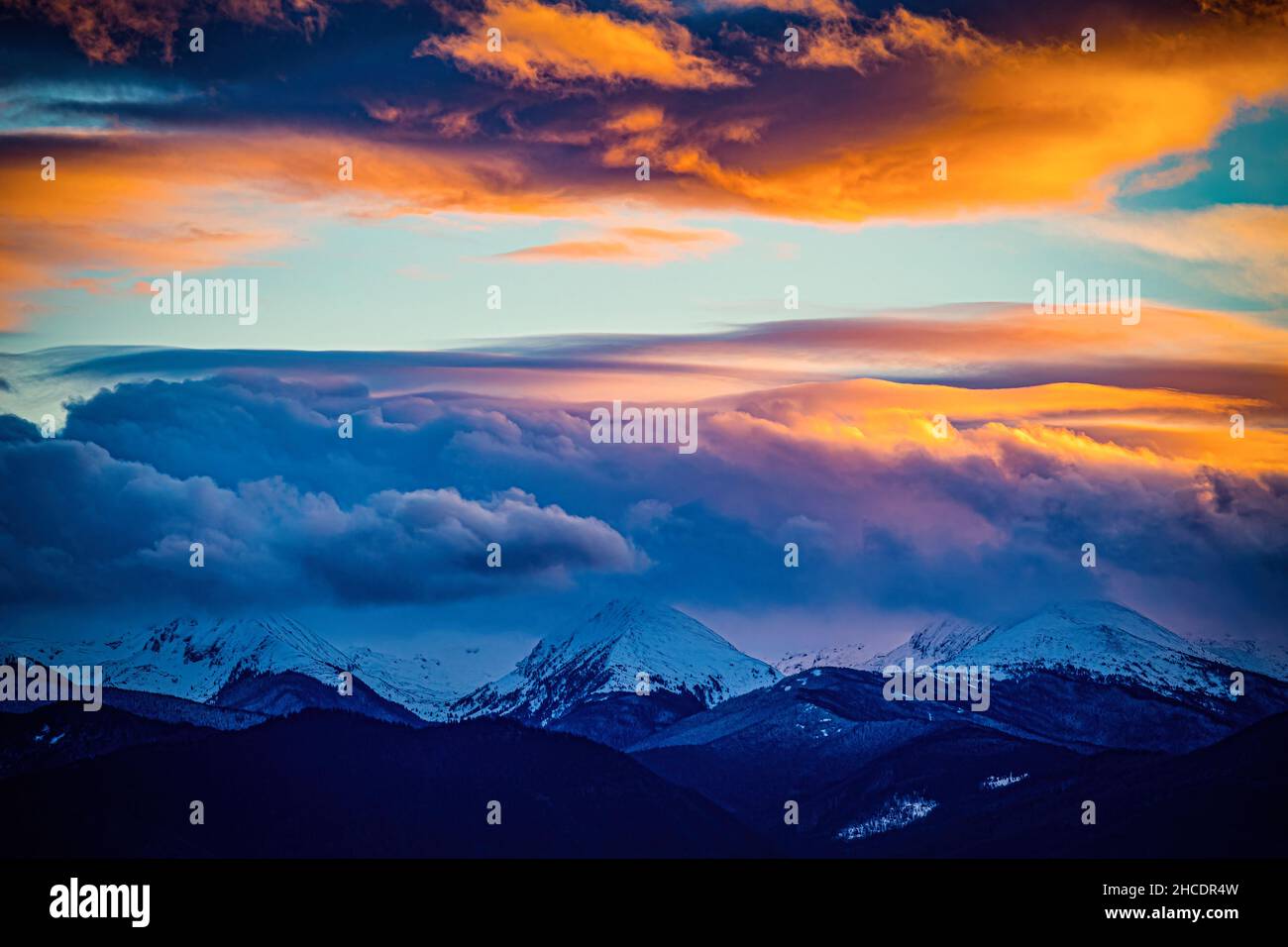 Farbenprächtiger und atemberaubender Sonnenuntergang über dem Retezat-Massiv. Das Foto wurde am 30th. Januar 2021 im Retezat-Massiv des rumänischen Karpatengebirges aufgenommen Stockfoto