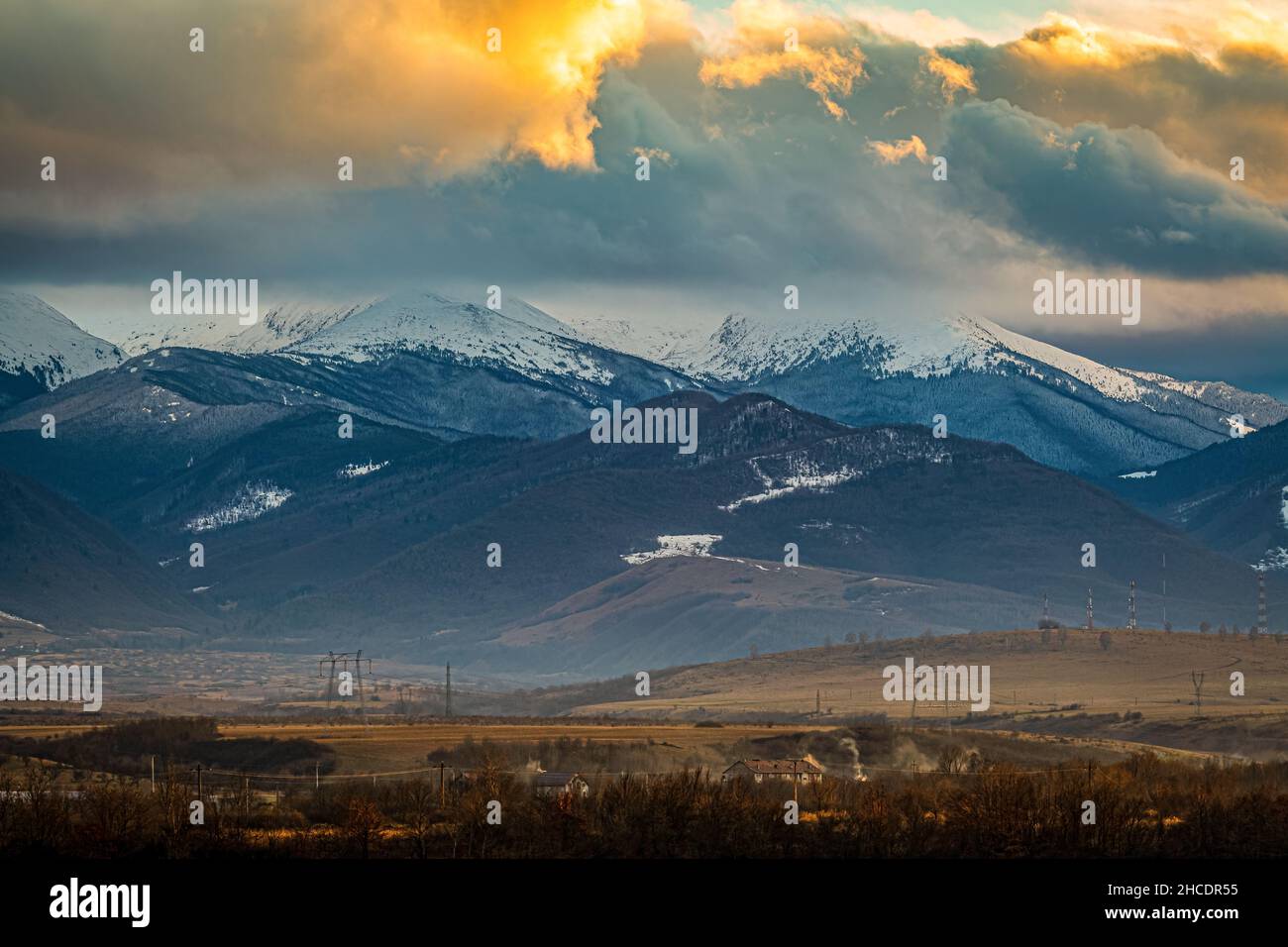 Farbenprächtiger und atemberaubender Sonnenuntergang über dem Retezat-Massiv. Das Foto wurde am 30th. Januar 2021 im Retezat-Massiv des rumänischen Karpatengebirges aufgenommen Stockfoto