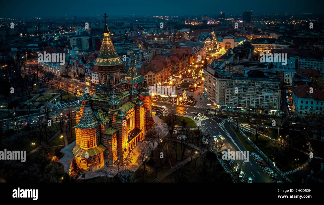 Luftaufnahme des Stadtzentrums von Timisoara mit Weihnachtsbeleuchtung und der orthodoxen Metropolitan Cathedral. Das Foto wurde am 26th. Dezember 2021 in Timi aufgenommen Stockfoto
