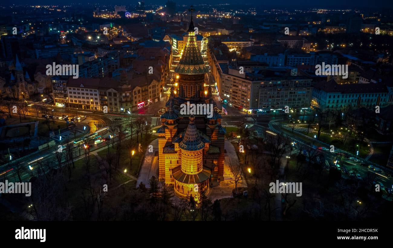 Luftaufnahme des Stadtzentrums von Timisoara mit Weihnachtsbeleuchtung und der orthodoxen Metropolitan Cathedral. Das Foto wurde am 26th. Dezember 2021 in Timi aufgenommen Stockfoto