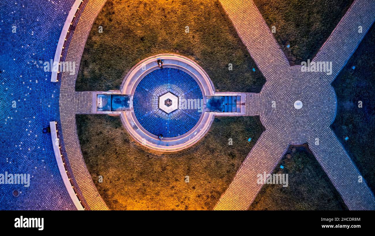 Geometrische Luftformen, die von Architekten auf dem historischen Union Square in Timisoara geschaffen wurden. Das Foto wurde am 5th. Februar 2021 in Timisoara, Graf Timis, aufgenommen Stockfoto