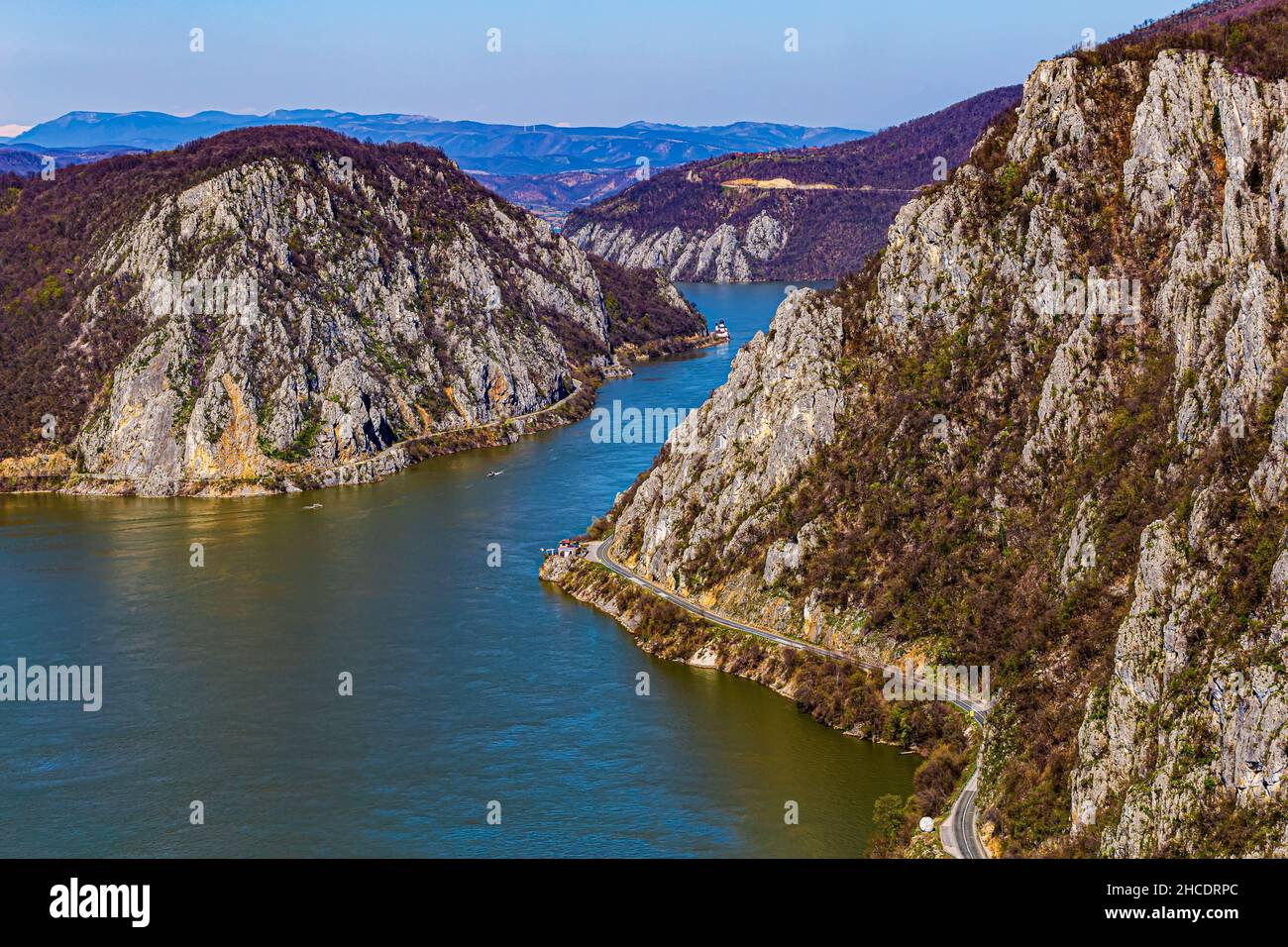 Blick auf die Donauschluchten (Cazanele Mari), die wie die berühmten nordischen Fjorde aussehen. Foto aufgenommen am 10th. April 2021 während der Ciucaru Mare Wanderung, RO Stockfoto