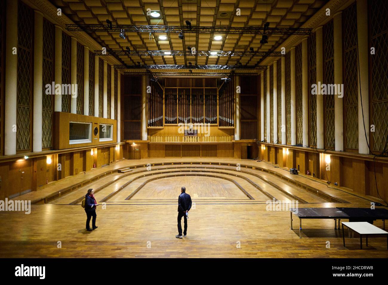 Berlin, Deutschland. 20th Dez 2021. Christian Block (Mitte), vom Funkhaus Berlin, zeigt einem Journalisten den großen Hörsaal im ehemaligen Rundfunkhaus des DDR-Rundfunks. Vor 30 Jahren, am 31.12.1991, wurde der ehemalige DDR-Radiosender in der Nalepastraße aufgelöst. Quelle: Annette Riedl/dpa/Alamy Live News Stockfoto