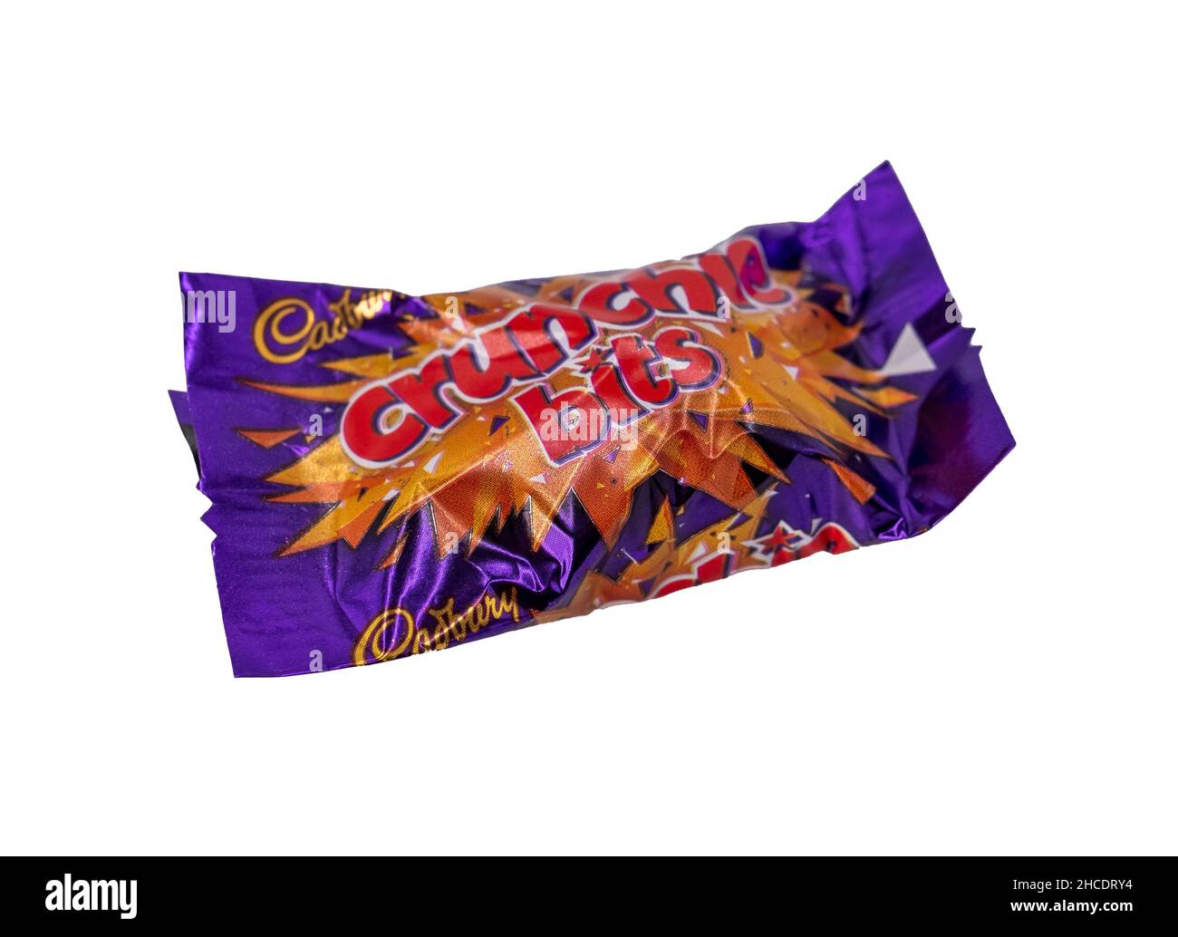 Norwich, Norfolk, Großbritannien – Dezember 2021. Nahaufnahme eines Cadbury Crunchy Bits Schokoladenriegel, isoliert auf einem schlichten weißen Hintergrund geschnitten. Dies ist nur einer Stockfoto