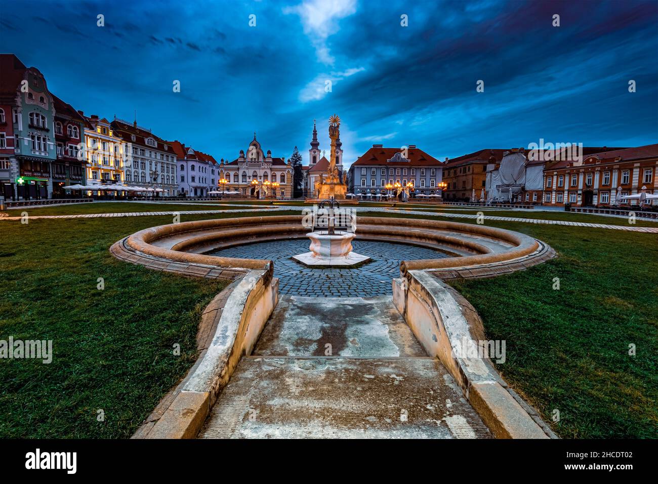 Union Square und seine alte barocke façade in der morgendlichen blauen Stunde. Foto aufgenommen am 5th. Dezember 2021 in Timisoara, Kreis Timis, Rumänien. Stockfoto