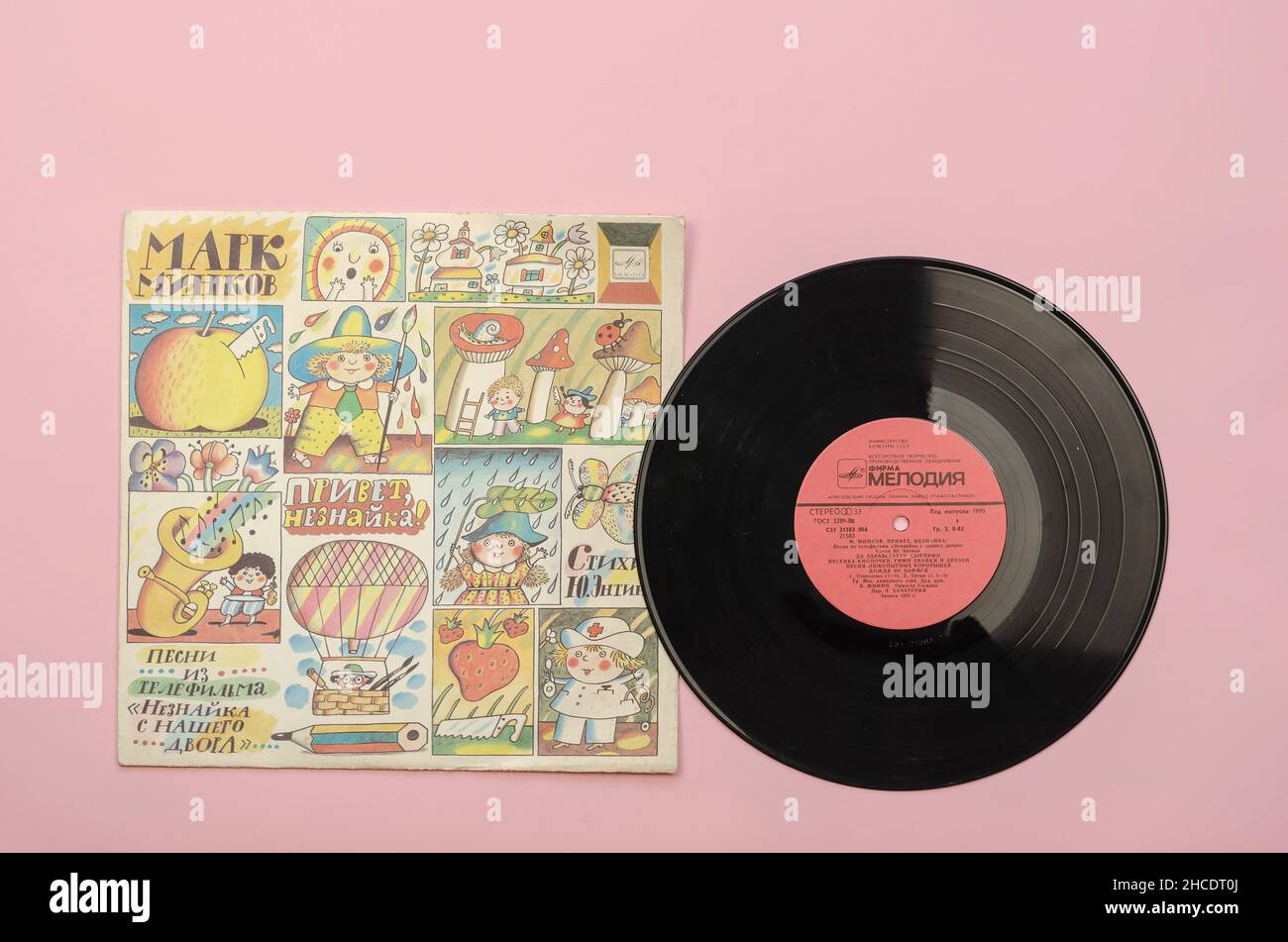 Eine Sammlung sowjetischer Kinderlieder auf alten Vinyl-Aufnahmen. Audioaufnahme von Liedern aus dem Film NEZNAYKA AUS UNSEREM HOF. Seite A. UdSSR, Datensatz Stockfoto