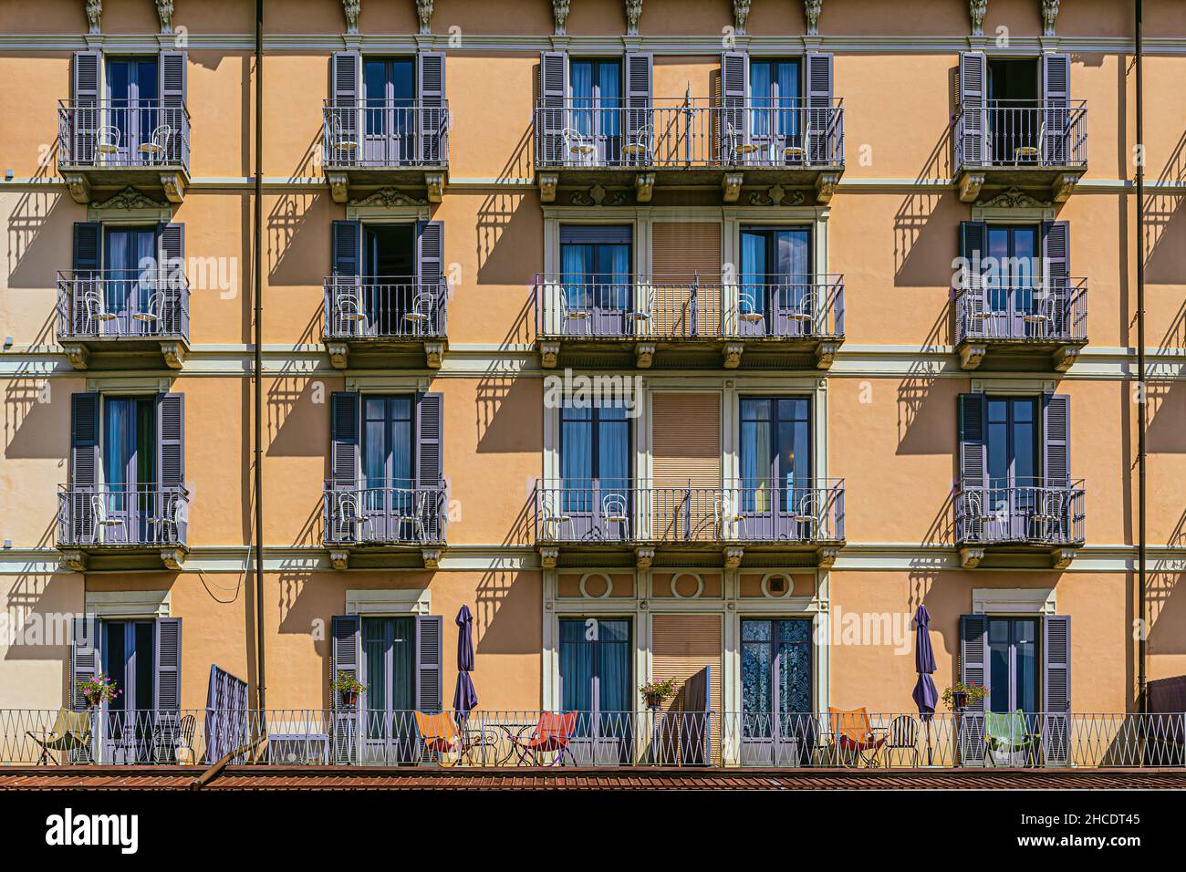 Farbenfrohe Fenstermuster an einer alten façade in Bellagio. Foto aufgenommen am 21st. August 2021 in Bellagio, Provinz Como, Lombardei, Italien. Stockfoto