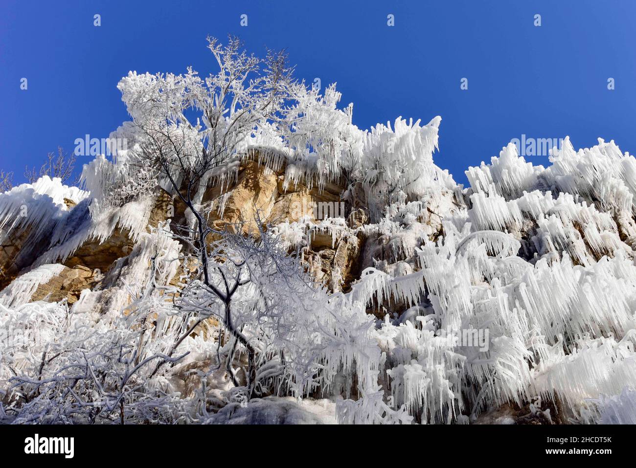 QINGZHOU, CHINA - 28. DEZEMBER 2021 - am 28. Dezember 2 wird ein Eisfall am malerischen Ort am Berg Tianci in der Stadt Qingzhou, Provinz Shandong, China, gesehen Stockfoto