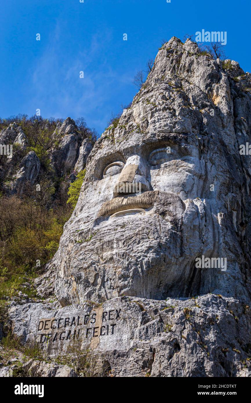 25 m (82ft) hoch steht die Felsskulptur von Decebalus, dem letzten König von Dacia am Ufer der Donau, Rumänien. Foto aufgenommen am 11th. April 20 Stockfoto