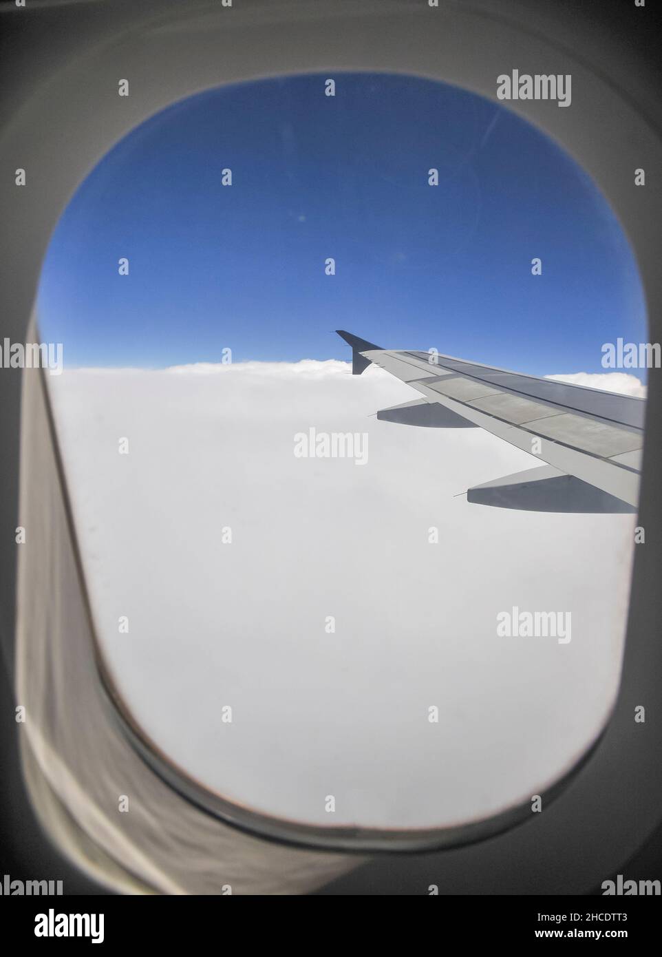 Erhöhten Blick auf Wolken, durch das Fenster eines Airbus A320-200 Flugzeug gesehen Stockfoto