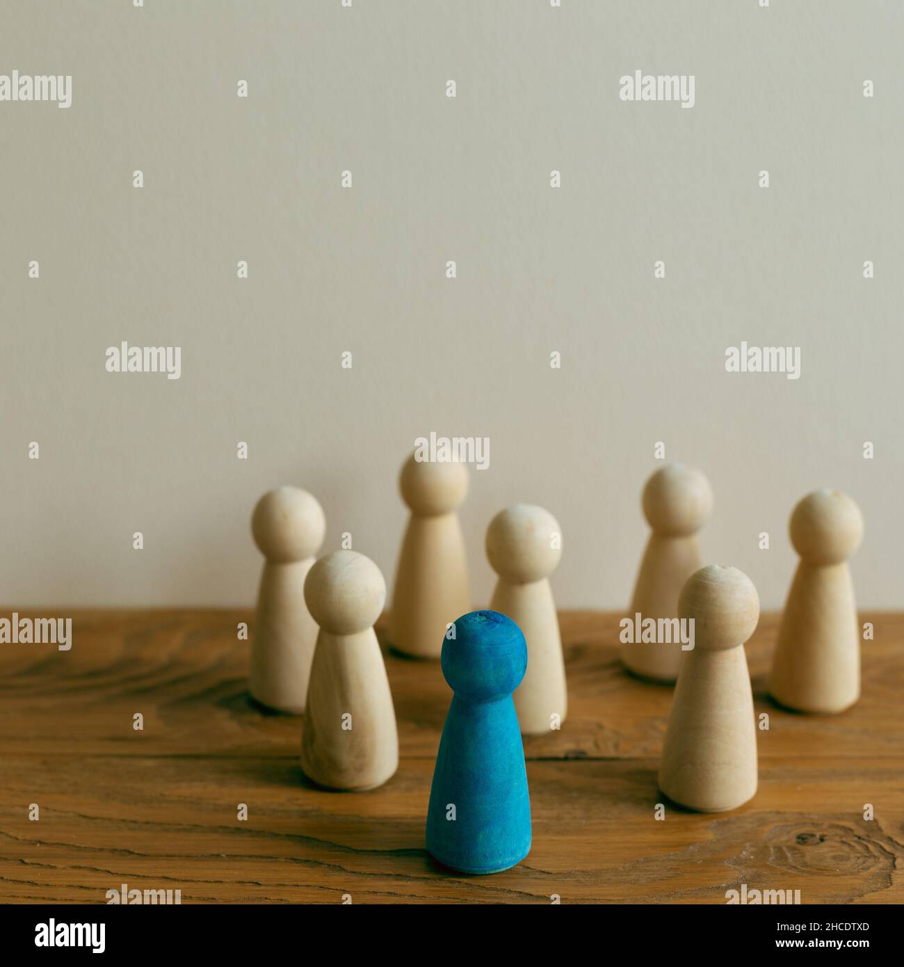 Holzfigur auf Holztisch. Business Leadership-Konzept Stockfoto