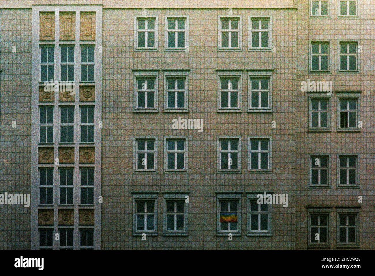 Berlin, Deutschland. Vintage, Ostdeutsche Architektur & Plattenbau, mit Wohnungen und Residenzen, gedreht auf Vintage, Analog, Out of Date & Old Stock Fuji Pro Film. Stockfoto