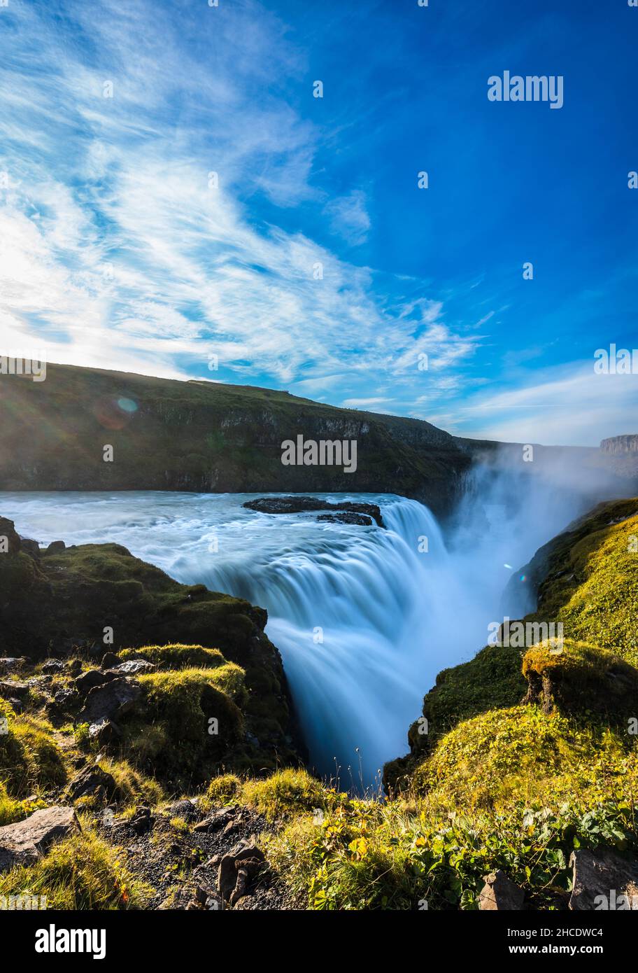 Ehrfurcht Gullfoss Goldener Wasserfall lange Belichtung vertikale Zusammensetzung Stockfoto