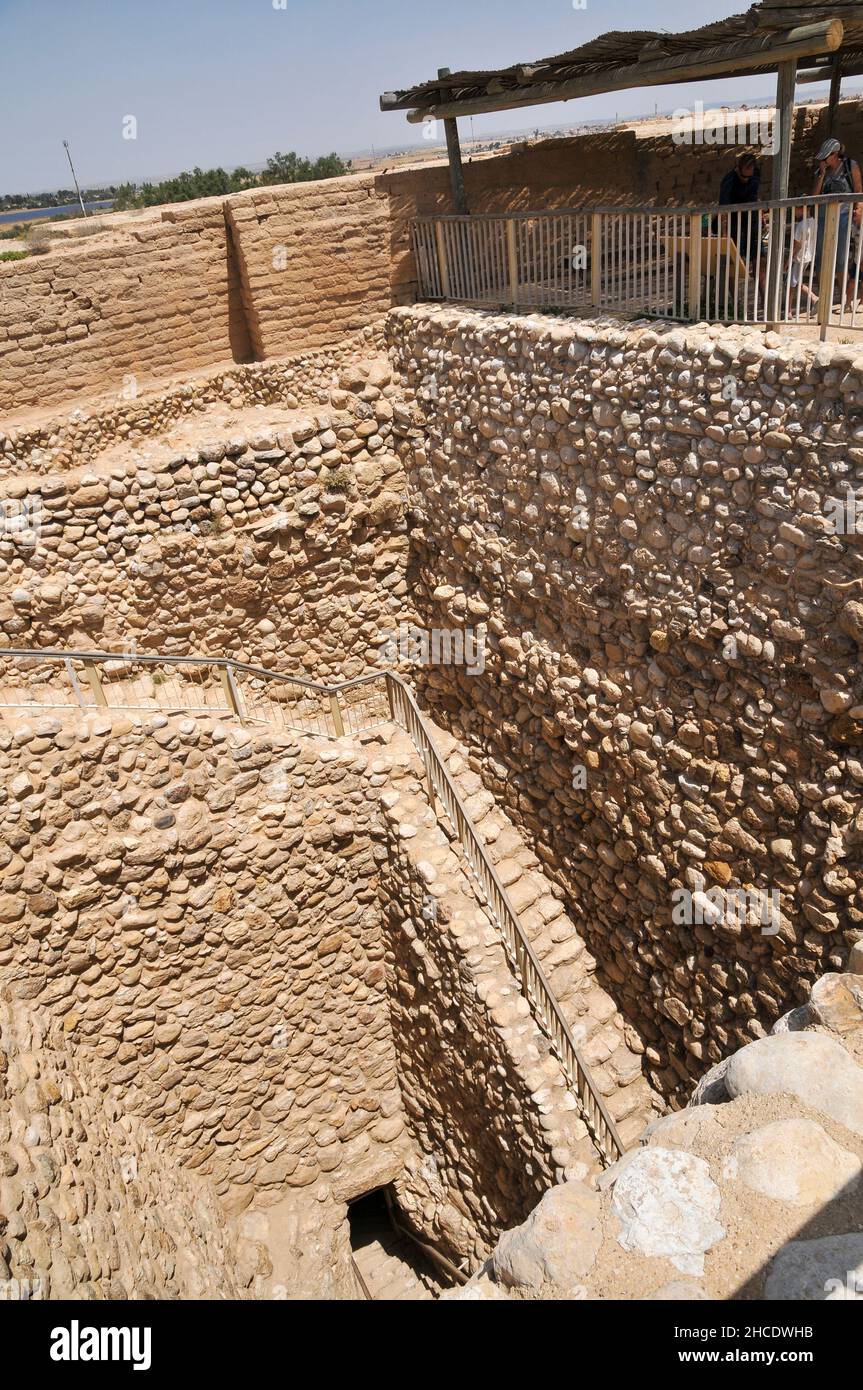 Israel, Negev, Tel Be'er Sheva geglaubt, die Überreste der biblischen Stadt Be'er Sheva. Das Wasser System gesammelt werden, mit denen das Eindringen von Hochwasser in der Nähe Stockfoto