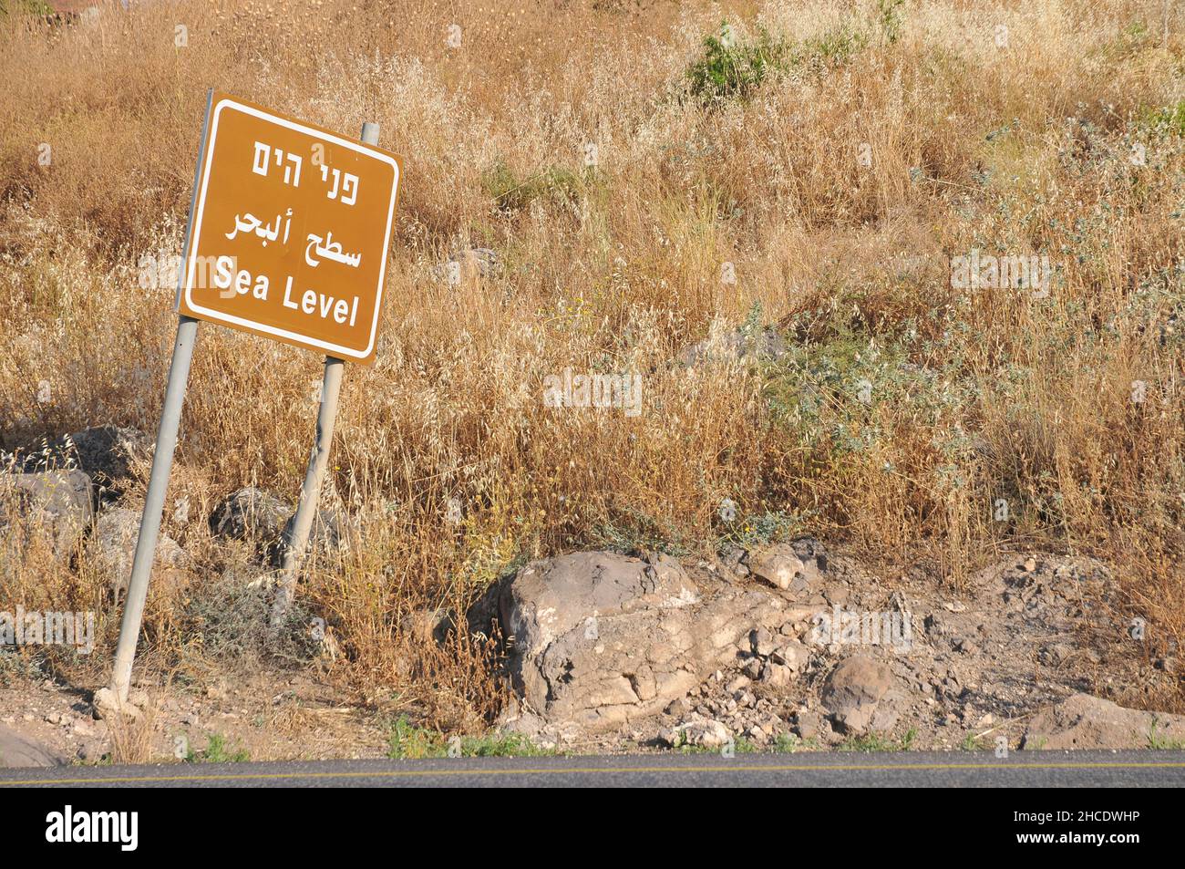 Israel, untere Nahal, Blick auf den See Genezareth. Meeresspiegel-Zeichen Stockfoto