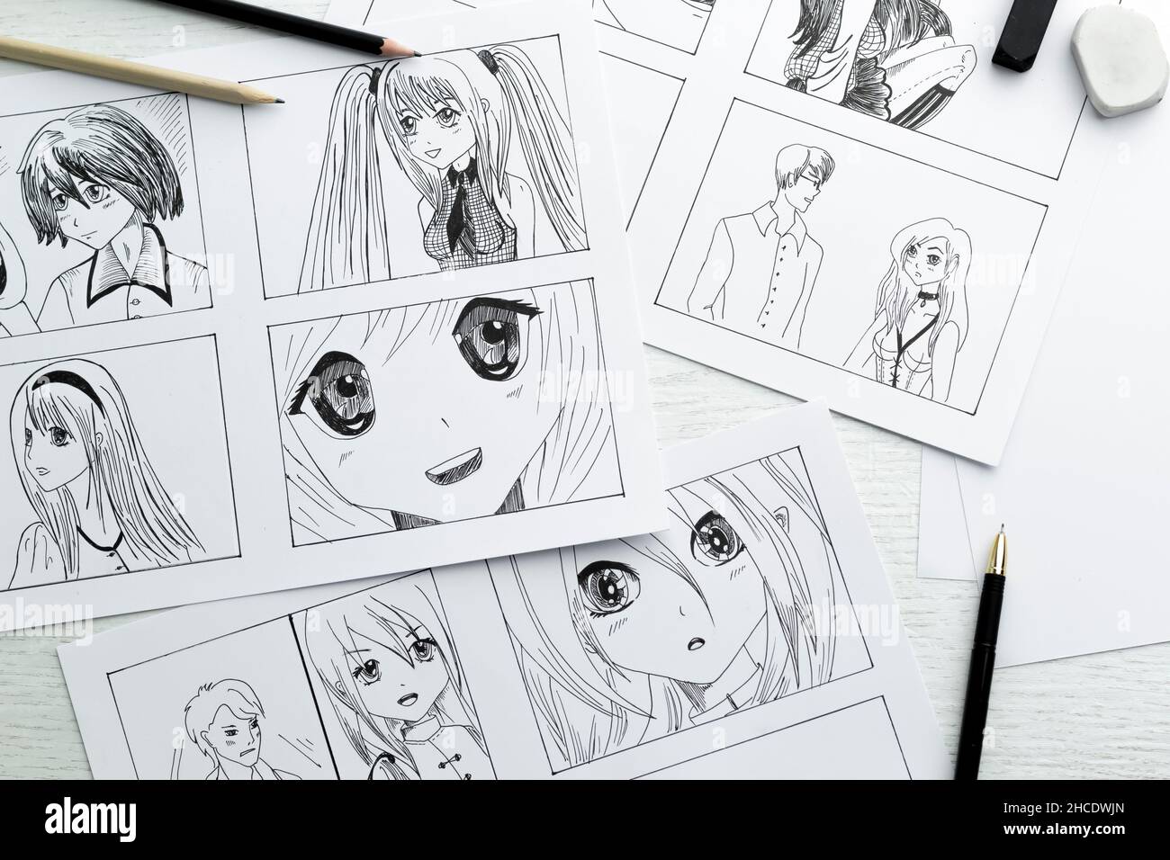 Zeichnungen von Anime-Figuren auf dem Desktop. Comic Storyboard. Manga-Stil. Stockfoto