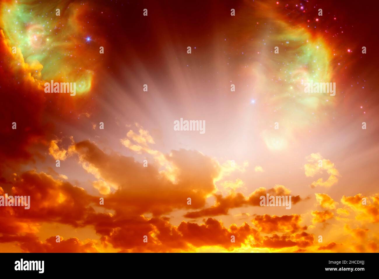 Mystischer Sonnenuntergang mit Strahlen göttlicher Sonnenlichter Stockfoto