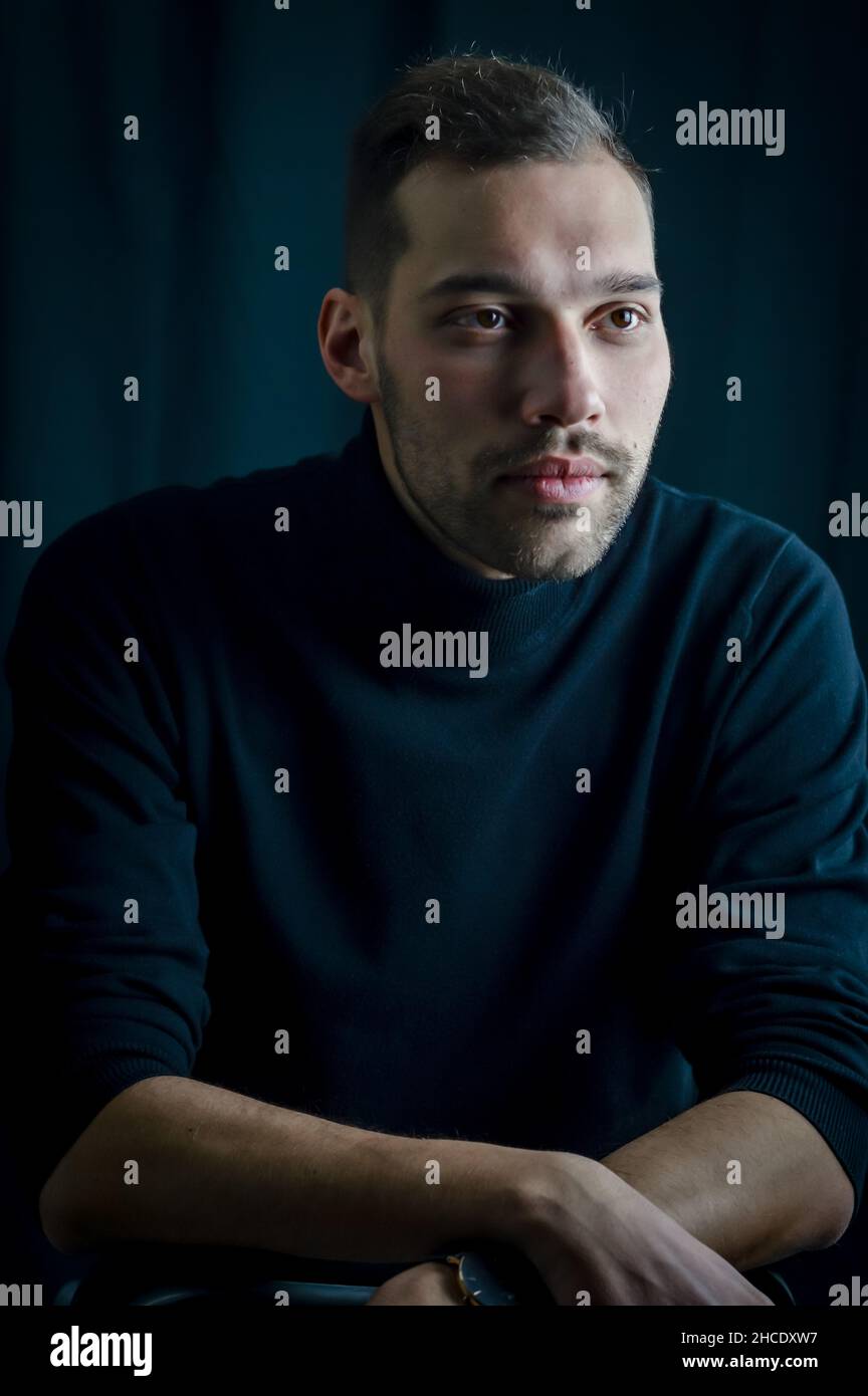 Porträt eines jungen Mannes, der mit seinem Blick an anderer Stelle in seinen Gedanken verloren scheint Stockfoto