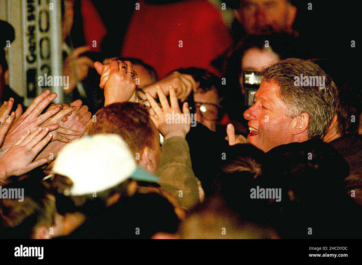 File Photo vom 30/11/95 von dem damaligen US-Präsidenten Bill Clinton, der nach dem Einschalten der Weihnachtsbaumlichter das Rathaus von Belfast verließ, um ein Meer von Händen zu erreichen. Die EU-Vorschriften hätten die Ankunft eines Weihnachtsbaums von Tennessee nach Belfast während des Besuchs von Präsident Clinton im Jahr 1995 beinahe verhext, so die kürzlich veröffentlichten Dokumente des National Archives. Ausgabedatum: Dienstag, 28. Dezember 2021. Stockfoto