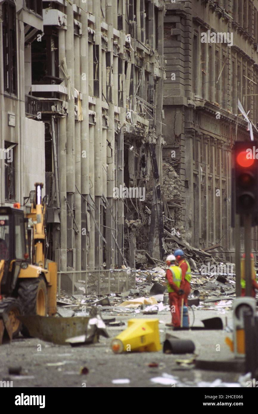 Aktenfoto vom 25/04/93 von den Resten der St. Ethelburga's Church, die zwischen zwei Büroblöcken stand, nachdem sie bei dem Bombenanschlag der IRA auf die City of London zusammengebrochen war. Ausgabedatum: Dienstag, 28. Dezember 2021. Stockfoto
