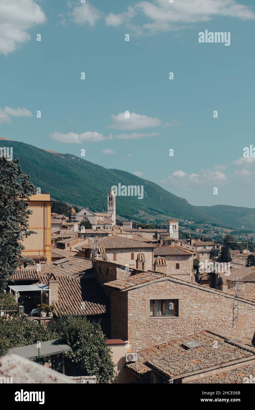 Eine vertikale Aufnahme des Stadtbildes von Meran. Italien. Stockfoto