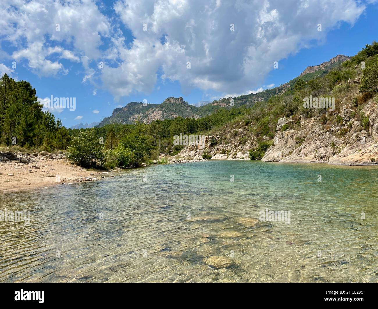 Fluss Solenzara mit türkisfarbenem Wasser und Sandstränden am Fuße der Bavella-Gipfel im Süden Korsikas, Frankreich. Stockfoto