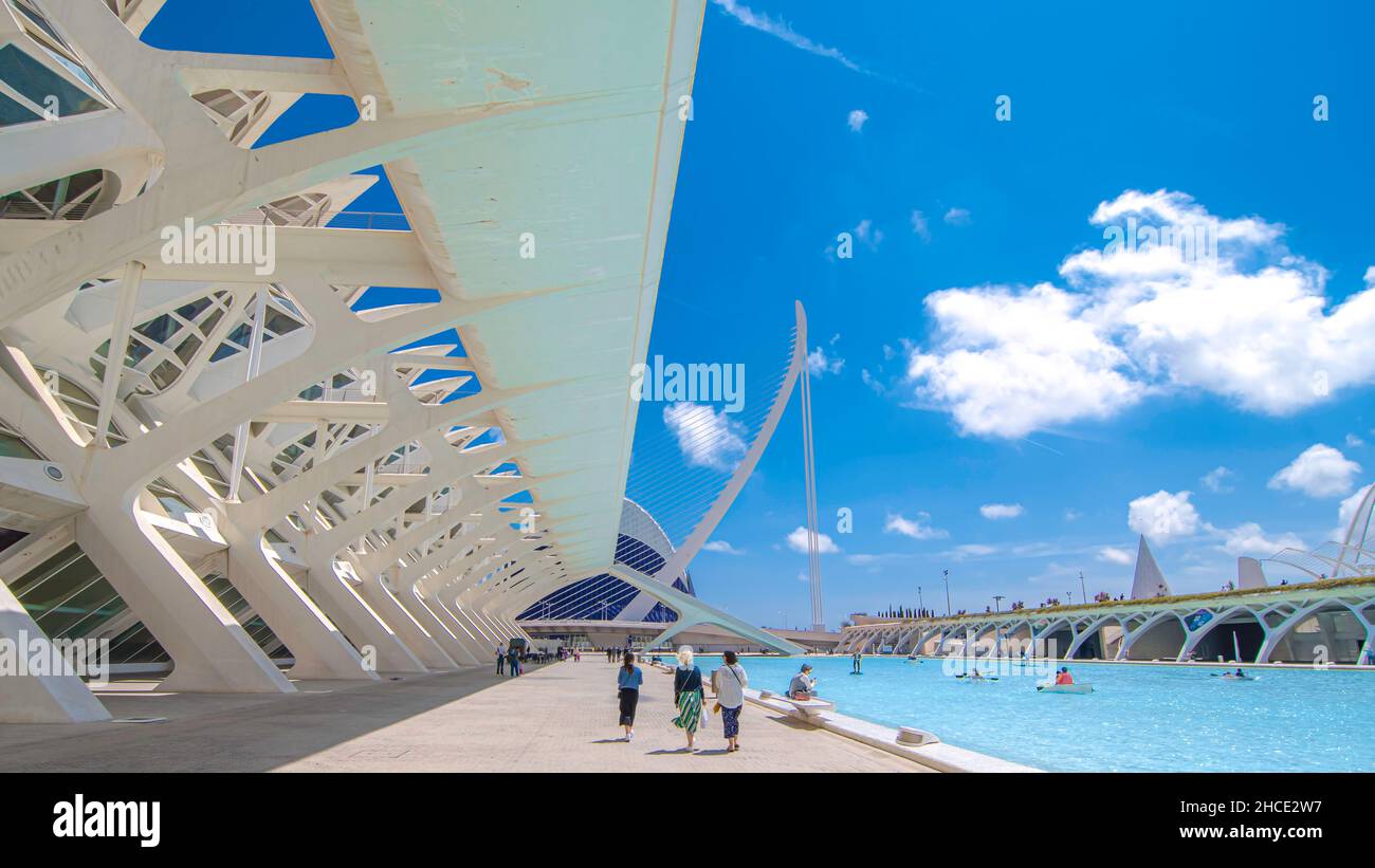 Blick auf die Stadt der Künste und Wissenschaften von Valencia, die vom Architekten Santiago Calatrava entworfen wurde. Kulturkomplex in Valencia, Spanien Stockfoto