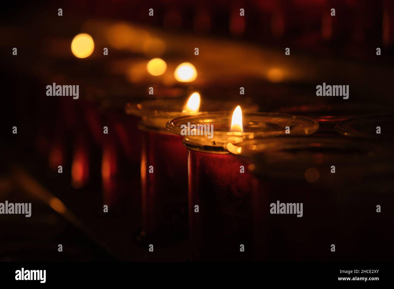 Brennende Kerzen in der Kirche Stockfoto