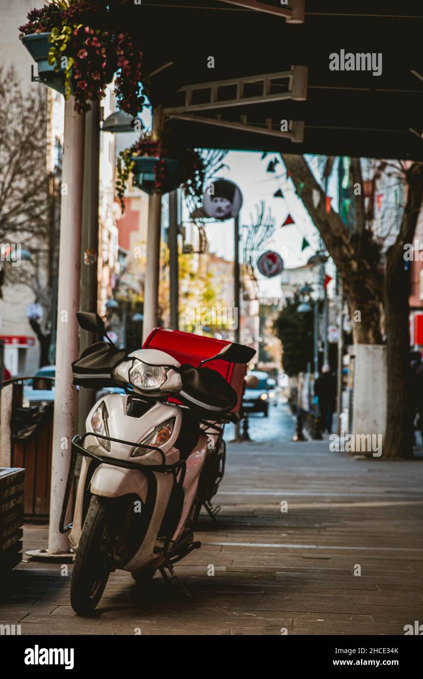 Geparktes Motorrad auf einer Straße in der Türkei. Weißes Motorrad. Sonniges Winterwetter. Stockfoto