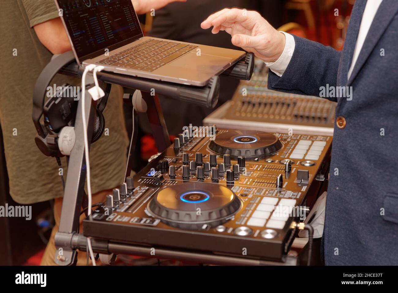 DJ-Audiogeräte auf einer Musikparty Stockfoto