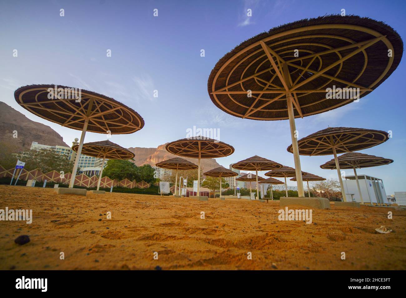 Sonnenschirme am Strand des Toten Meeres, Israel Stockfoto