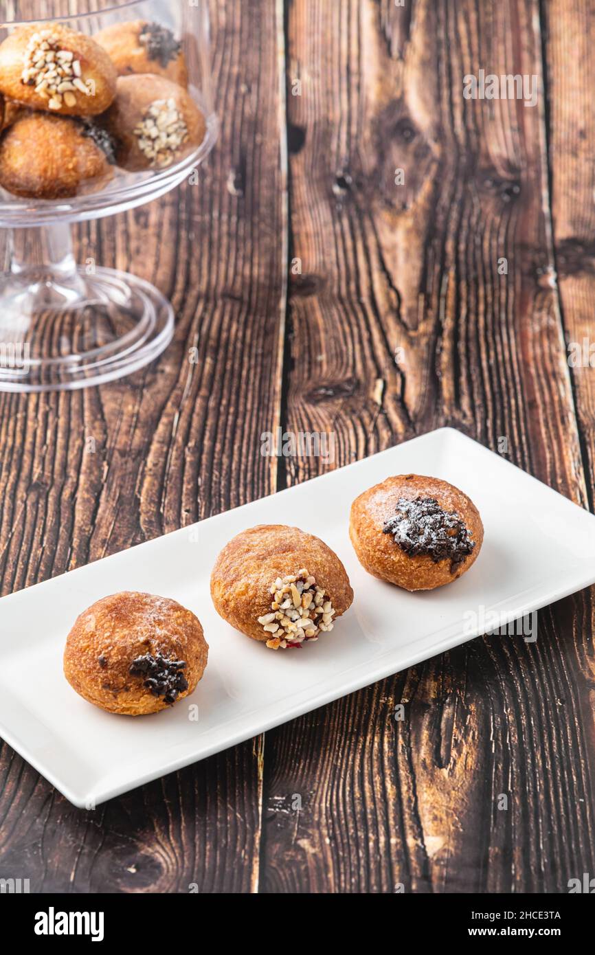 Bombolon oder Bomboloni ist ein italienisches gefülltes Donut- und ...